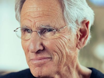 جان کبات: دانشمندی که به ما یاد داد ذهنمان را تصرف کنیم و بین علم و مراقبه پل زد.